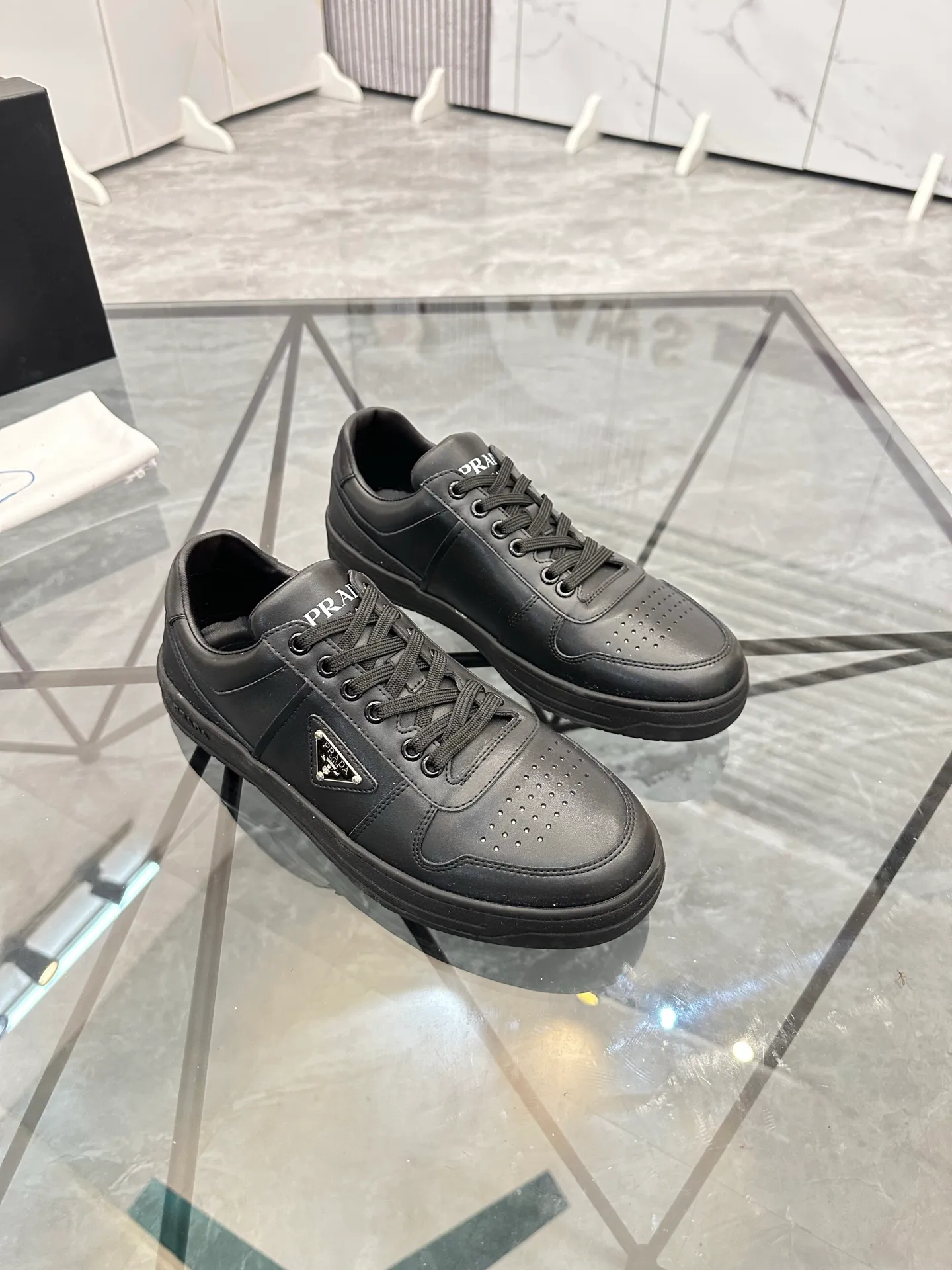 Men's shoes: 💰P400¥ Product trademark: Prada *"Prada*" low-top casual shoes Regular size: 38-44 (can be customized to 45) Product materials: imported cowhide upper, sheepskin lining, original outsole. Number: 020